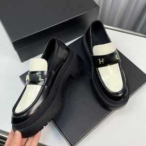 Luxurys Womens Platform Chunky klackar klänning sko kohud klassiska loafers glid på fritidssko damer bokstav gummisula mulor med dammpåsar svart casual sko