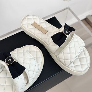 24SS 여성 플랫폼 발 뒤꿈치 샌드 샌드 디자이너 Bow Knot Lamskin 슬립 슬리퍼 클래식 하드웨어 Matelasse 퀼트 질감 슬라이드 야외 해변 신발 검은 노새