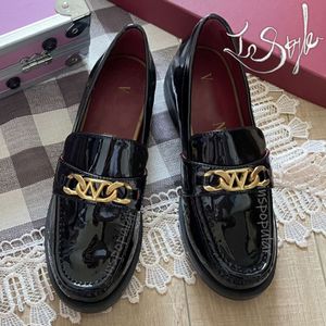 Mocassini da donna Designer Mulers Flats Scarpe vt di lusso Vlogo Firma Catena dorata Scarpe casual con frange Pelle di vitello Nuovo Marrone Donna Alta qualità Taglia EUR 35-40