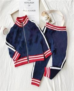 Barndesignkläder sätter nya lyxutskriftsspårspår Fashion Letter Jackets Joggers Casual Sports Style Sweatshirt Boys Girls2590864