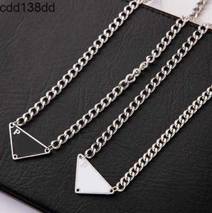 Hänge halsband 23SS Black White 2Color Triangle Letter Pendant Halsband Varumärkesdesigner Statement Smycken Titanium Steel Halsband Kedja Män kvinnor unisex gåva