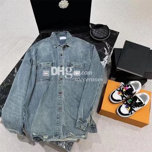 Lüks Düğme Tees Designer Denim Ceket Üstleri Lüks Charm Tees Sıradan Katmanlı Ceket Üstleri Şık Günlük Kıyafet Üstleri Tees