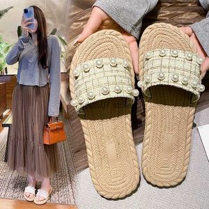 Chinelos verão nova moda simples sapatos planos imitação grama tecelagem na moda das mulheres uma palavra vestindo praia casualh24030688