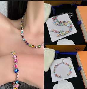 Collana con lettera arcobaleno smaltata Bracciale con quadrifoglio Quadrifoglio con catena di fiori antichi Bracciale con orecchini Catene per maglioni Accessori per donna Gioielli con scatola per sacchetto per la polvere originale