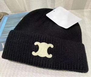 Designer Inverno Berretto lavorato a maglia Cappello di lana Donna Maglia spessa Berretti caldi Cappelli Berretto con cuffia femminile 12 colori 22