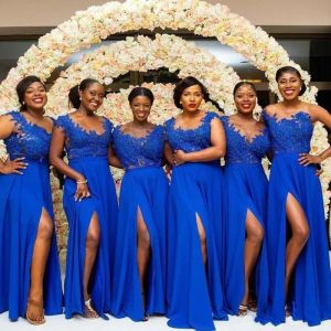 2024 African Summer Royal Blue Chiffon Lace Bridesmaid klänningar en linjelock ärmhylsa delad långvarig piga av hedersklänningar plus storlek skräddarsydd