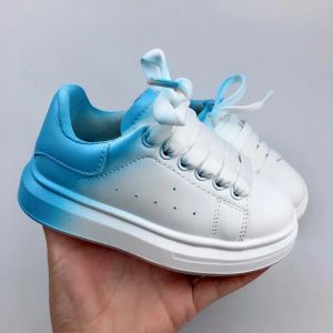 2024 Designer Baby Kids Buty na sprzedaż skórzane koronki u dzieci platforma młodzieżowa trampki białe czarne chłopcy dziewczyny aksamitne zamszowe niemowlęta but