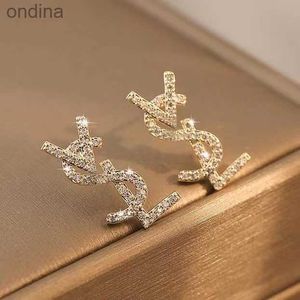 Stud Stud Lettera Wang Orecchini atmosferici Cool Korea 2024 Nuova personalità semplice Moda Ins Online Celebrity Ear Jewelry J 240306