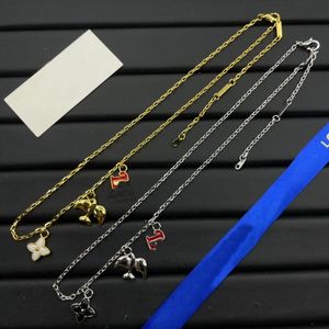 Collana a forma di quadrifoglio con lettera smaltata in rame, collana da donna, accessori per feste di compleanno, matrimonio, regalo di gioielli hiphop con scatola originale per sacchetto per la polvere