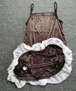 Grundlegende Freizeitkleider Außenhandel, Originalexport nach Japan, kaffeefarbenes Kleid aus Chiffon mit gerüschter Kante und Satinoberfläche imitierter Seide mit Hosenträgerunterteil