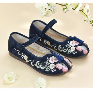 Sapatos de pano estilo chinês antigo de Pequim Primavera nova rede vermelha estilo antigo bordado boca rasa respirável sapatos casuais versáteis sapatos bordados