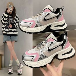 Mesmo pai lusis zhao estilo feminina moda grossa sola 2024 primavera nova malha respirável altura de sapatos esportivos leves 75521