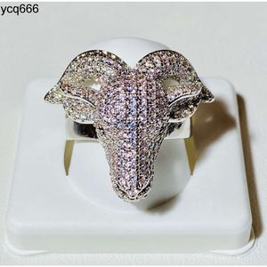 Ювелирные изделия в стиле хип-хоп. Дизайн головы овцы. Золотое кольцо с муассанитом и бриллиантом. Нерегулярное золотое кольцо.