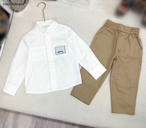 新しい子供のトラックスーツ高品質のベビー2ピースセットサイズ100-160キッズデザイナー服ロングスリーブシャツとカーキパンツ24マー