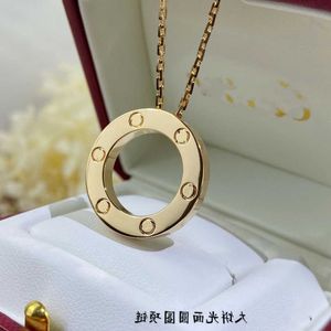 Klassiska Cartres Ring Fengxin Round Cake Double Necklace For Womens Light Luxury Fashion Temperament Colorless Best Friends 3870