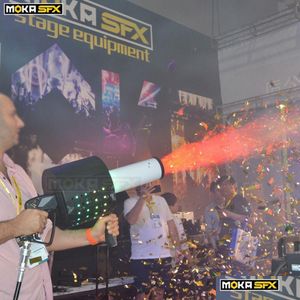 Fog MachineBubble Machine New LED CO2紙吹雪ジェットハインガンマニュアルコントロール紙切りウェディングパーティーコンサートドロップデリバリーライトDH2XA