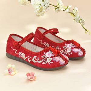 2024チャイニーズスタイルの古い北京布靴スプリング新しいネットワークレッド古代スタイル刺繍浅い口通気性汎用カジュアルシューズ刺繍