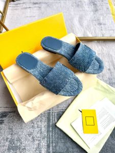 2024 Black Blue Printed Denim Fabric Slippers Slides Sandaler De mest populära High Fashion Hot Tisters Style Storlek 35-42 Classic Ladies Designer Slippers