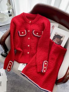 Passar kvinnor Autumn Winter New Red Sticke 2 Piece Set Office Lady Long Sleeve Sticked Cardigan tröja Hög midja kjol kostym Kvinnor