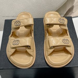 24SS Designer-Sandalen für Damen, Strandhausschuhe, Kristall-Kalbsleder, neue Freizeitschuhe, römische Sandalen, flacher Absatz, Keilabsatz, Diamant-gewebte Schnallen-Hausschuhe