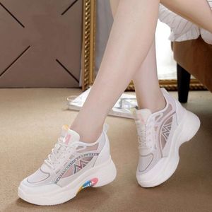 Små vita kvinnors tjocka solade 2024 Summer Thin Breattable Mesh Fashionable Womens Casual Sports Shoes 19917