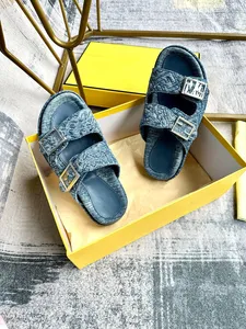 Designer Sandaler tofflor Summer Men Women Shoes Shaped Multicolor Slides Gjuten fotbädd i svart tonalt gummisula med präglad logotyp 0227