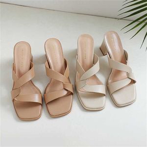 Topp högklackade kvinnor Sandaler Kvinnors tjocka klackar Sommar Ny Cross Strap Slippers Fashion Simple Ciental Shoes 240228