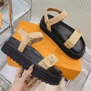 شاطئ Straw Sandals عارضات النساء الأحذية الفاخرة العلامة التجارية للسيدات الصندل الكلاسيكية البنية البنية اليدوية المنسوجة منصة مسطحة أحذية الصيف المشي أحذية أعلى جودة المرآة