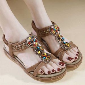 Sandálias de verão quente tendência de moda versátil sandálias de fundo plano chinelos para mulheres com faixas elásticas 240228