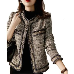 Tweed Short Jacket Kvinnor Autumn Ytterkläder High-End Ladies Temperament Tassel Retro Jacka Kvinnor Ullblandningar Rockar Spring 3XL 240228