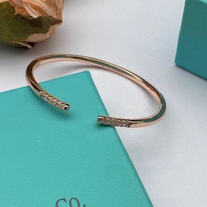 Charm Womens Designer Bangles Diamond Brand Design Letter Bracelets Wristband Cuff Wedding Party Lover Gift of High Quality Copper Bangle Jewelry