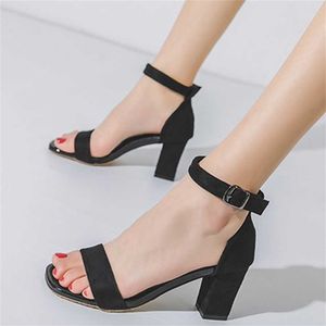 Sandali chic womens tacchi spessi di punta quadrata in alto in punta di punta versatile per le donne sandali estive 240228