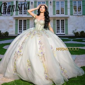 Jasnozielone aplikacje koronkowe sukienki Quinceanera suknia balowa z ramion frezing księżniczka na słodkie 15 urodziny