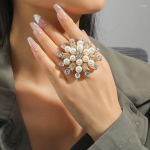 Cluster Rings Luxury Design White Pearl Crystal Flower Ring Women Wedding Jewelry Accessories Elegant Big Engagement Zircon Party Gift