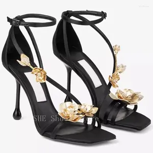 Sapatos de vestido Golden Metal Flower Decor Mulheres Buckle Strap Hight Heels Square Toe Salto Fino Uma Sandálias Moda Passarela Senhoras