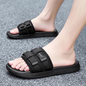 Hausschuhe für Herren, Sommerschuhe für den Innen- und Außenbereich, trendige, rutschfeste Strandsandalen für Herren mit weicher Sohle