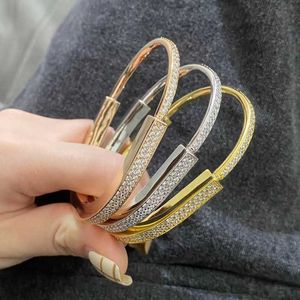 Bracciale con lucchetto in oro V versione alta caldo per donna nuovo stile leggero moda di lusso mezzo diamante pieno a forma di U IPQ0