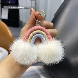 Luxury Fluffy Fur Ball Rainbow Pompom Keychain Keyring Bag Tillbehör Söta charm för bilhandväskor Womens Gift Bulk 240301
