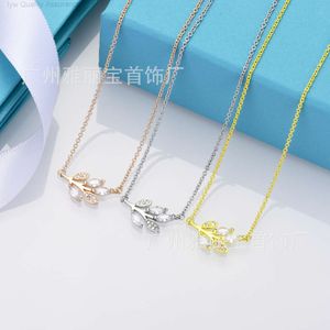 디자이너 Tiffanyco Necklace High Version T Family Willow Leaf Diamond Necklace와 18K 정품 금도금 백색 구리 여성을위한 유행 및 개인화 된 DES