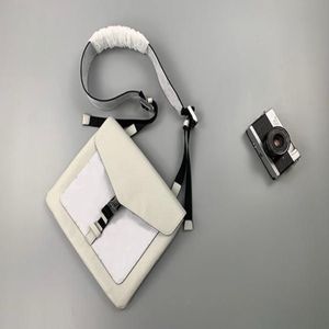 2020Nuovo 30 Bianco e nero sono opzionali Borsa del postino411 Pacchetto croce obliqua di moda Dimensioni28 x 22 x 3 cm296G