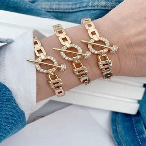 2023 Nuovo zircone con zirconi e design per unghie Anello rigido in ottone regolabile Regalo di gioielli in rame placcato oro per le donne
