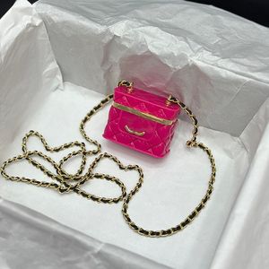 Mini borsa per il trucco Borsa per cuffie 8 cm Borse a tracolla da donna alla moda a conchiglia Diamante Oro Hardware Chiusura in metallo Borsa di lusso Borsa a tracolla con catena Matelasse Sacoche Specchio