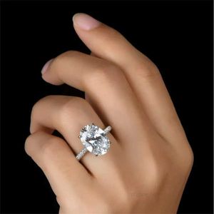 anello Anello da promessa con diamante da laboratorio a taglio ovale vintage da 4 ct Anelli di fidanzamento con fede nuziale placcati in argento per gioielli da donna.