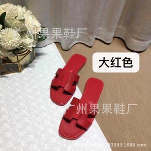 المصمم Slippers الكلاسيكية الصنادل الفاخرة العلامة التجارية Sheepskin Beacslippers لصنادل العطلات الجلدية الصيفية للنساء 8Cll