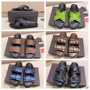 Designer Sandals Valentins tofflor för kvinnor män sandaler platt sandaler för kvinnor mode randiga strand klassiska rutiga tofflor