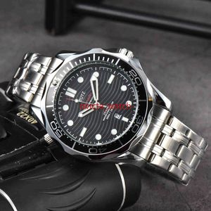 2024 Classic Unisex Watch 가죽 스트랩 다목적 다이빙 시계, 석영 시계, 비즈니스 및 캐주얼 남성 AA Watch