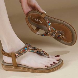 Hot Rhinestone Romano Flip Flip Flop Sandals Scarpe per il comfort delle donne Sandalo Summer Women Fenty Slide 240228