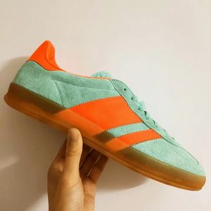 2024 Casual skor inomhus mocka sneakers tallriksform mens lyxtränare djärva orange blå fusion gummi skarlakansröskelmoln vit svart grå skugga maroon puls mynta sko