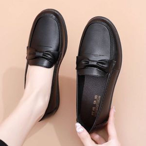 Spring Autumn Mothers Soft Sole Single Comfortable Anti-skid and Elderly Womens Middle-aged Black Work Leather Shoes