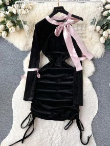 ドレス秋の黒いピンクのパッチワークオフショルダーボウレースアップネックベルベットドレス女性セクシーな長袖エレガントなプリーツミニドレスファッション
